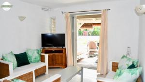 Μια τηλεόραση ή/και κέντρο ψυχαγωγίας στο Perfect Escape - Kenville Residence near Bain Boeuf Beach