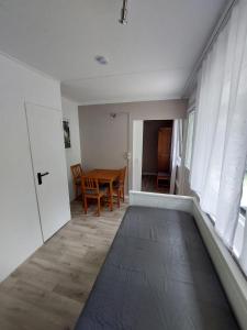 Ferienbungalows am Wolziger See的休息区