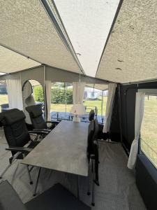 une table et des chaises à l'intérieur d'une tente dans l'établissement Bredebro camping, à Bredebro