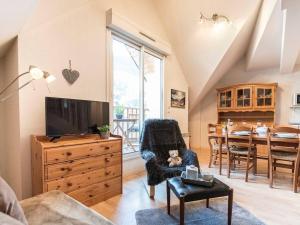 a living room with a tv and a dining table at Appartement cosy 6 personnes avec parking à Saint-Lary - FR-1-296-382 in Saint-Lary-Soulan
