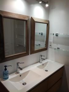 ein Badezimmer mit zwei Waschbecken und zwei Spiegeln in der Unterkunft Cœur de Saint Gilles Croix de Vie in Saint-Gilles-Croix-de-Vie