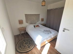 a small bedroom with a bed and a rug at Soulac-sur-Mer T4 hypercentre proche mer in Soulac-sur-Mer
