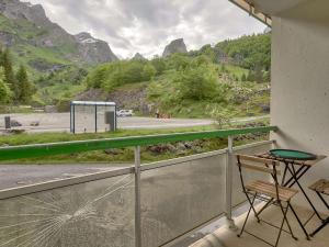 balkon z krzesłem i widokiem na góry w obiekcie Beau studio cabine 4 pers, accès WiFi, pied de piste ! - FR-1-400-115 w mieście Eaux-Bonnes