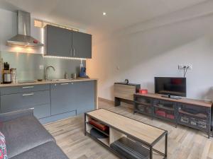 kuchnia i salon z kanapą i stołem w obiekcie Beau studio cabine 4 pers, accès WiFi, pied de piste ! - FR-1-400-115 w mieście Eaux-Bonnes +6 zdjęć