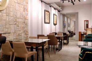 una fila di tavoli e sedie in un ristorante di The MSUG Hotel a Tainan