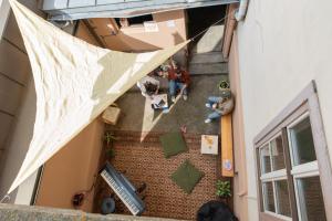 una vista aérea de un balcón con personas sentadas en una habitación en hostel mapijaru, en Klagenfurt