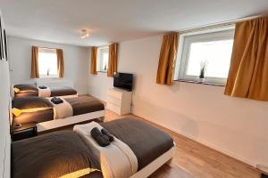 Habitación con 2 camas y TV. en Chic Apartments - Smart-TVs en Stemshorn