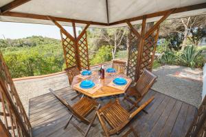 una mesa de madera y sillas en una terraza en Villino Luciana, en Capoliveri