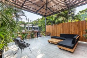 a patio with a couch and a table and chairs at Ventura Santa Teresa in Santa Teresa Beach