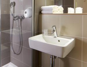 Baðherbergi á B&B HOTEL Lyon Aéroport Saint-Quentin-Fallavier
