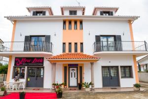 una casa con un tappeto rosso di fronte di Residência Vitória de São Marcos a Trancoso