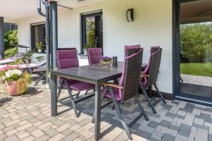 een tafel en stoelen op de patio van een huis bij Am oberen Bühl in Furtwangen