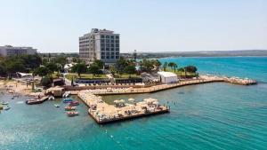 une plage avec des parasols et des bateaux dans l'eau dans l'établissement sweet horses HH4, à Didim