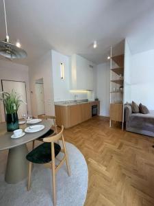 kuchnia oraz salon ze stołem i kanapą w obiekcie Wip Appartament Solec rezidencia w Warszawie