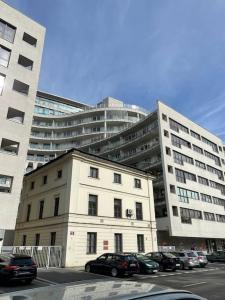 duży budynek z samochodami zaparkowanymi przed nim w obiekcie Wip Appartament Solec rezidencia w Warszawie
