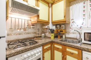 Kuchyň nebo kuchyňský kout v ubytování Regina Apartment in Playa San Juan with AC and pool