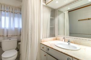 Koupelna v ubytování Regina Apartment in Playa San Juan with AC and pool + 11 fotografií