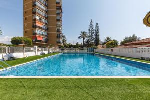 Bazén v ubytování Regina Apartment in Playa San Juan with AC and pool nebo v jeho okolí