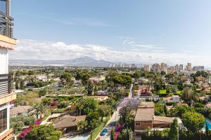 Nespecifikovaný výhled na destinaci Alicante nebo výhled na město při pohledu z apartmánu