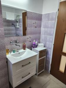 a bathroom with a sink and a mirror at Краткосрочная посуточная аренда Бат-Ям! in Bat Yam