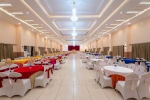 un gran salón de banquetes con mesas y sillas en Dreamland Gold Resort & Hotel, en Bhairāhawā