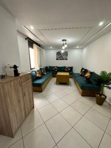 un ampio soggiorno con divano e tavolo di Familyconfort oujda a Oujda
