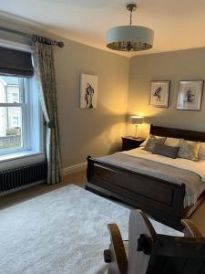 a bedroom with a bed and a window at Cosy Village House in Waddington