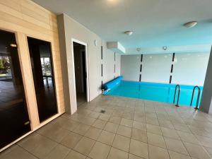 una gran piscina en un edificio con piscina en Wellness Dorina, en Siófok 24 fotos más