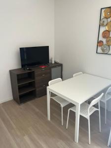 comedor con mesa blanca y TV en Kleines zentrales Apartment in Goch - Netflix en Goch
