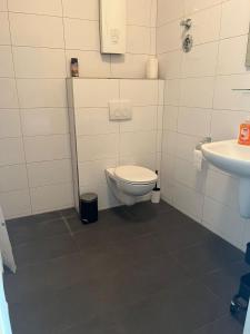 y baño con aseo y lavamanos. en Kleines zentrales Apartment in Goch - Netflix en Goch