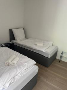 Habitación con 2 camas individuales y paredes blancas. en Kleines zentrales Apartment in Goch - Netflix en Goch