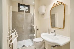 a bathroom with a toilet and a sink and a shower at Residenza Stuart - Blanche Stuart studio - Dimora storica in Montepulciano +18 photos