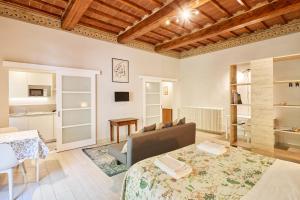 a living room with a couch and a table at Residenza Stuart - Blanche Stuart studio - Dimora storica in Montepulciano