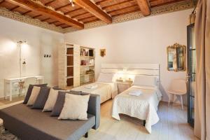 a living room with a couch and a bed at Residenza Stuart - Blanche Stuart studio - Dimora storica in Montepulciano