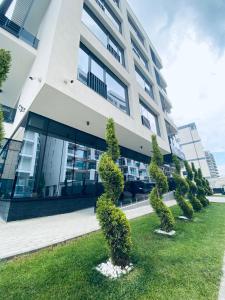 a building with a hedge in front of it at Hotel Javu in Mamaia Nord