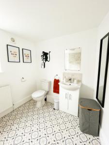 ein Badezimmer mit Toilette und Waschbecken in der Unterkunft The New Found Lamb in Cleethorpes + 26 Fotos