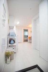 首爾的住宿－首爾站喬伊之家公寓，客房设有带白色墙壁和白色地板的走廊。