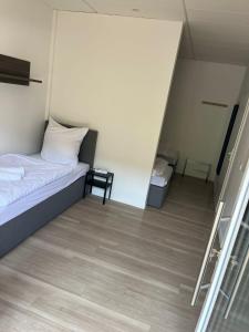 Habitación pequeña con cama y escalera en Kleines zentrales Apartment in Goch - Netflix en Goch