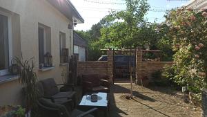 a patio with chairs and a table in a yard at Finki's Ferienwohnungen in Steinfurt