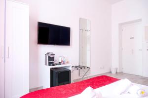 ローマにあるヴィアレ ジュリオ チェザーレ ゲストハウスの白い部屋(ベッド1台、壁掛けテレビ付)