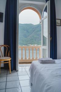 Schlafzimmer mit einem Bett und einem Fenster mit Aussicht in der Unterkunft Briisa De Ness in Nesso