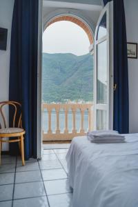 een slaapkamer met een bed en een raam met uitzicht bij Briisa De Ness in Nesso