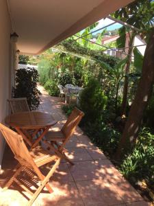 eine Terrasse mit einem Tisch und Stühlen auf einer Terrasse in der Unterkunft Apartmani Padrov in Igalo