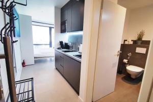 a kitchen with a sink and a counter top at Hamburg 04 Modernes Apartment am Winterhuder Marktplatz Alster Stadtpark in Hamburg