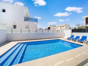 una piscina en la azotea de una casa en Belvilla by OYO Villa Dara, en Gran Alacant