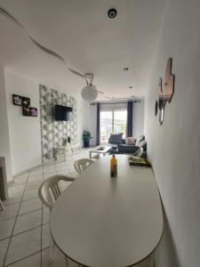 a living room with a white table and chairs at FamilyConfort Saidia in Saïdia