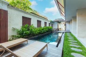 ein Swimmingpool im Hinterhof einer Villa in der Unterkunft Cove Ransha Stay in Sanur