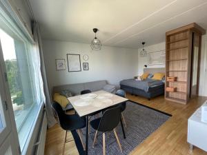 uma sala de estar com uma mesa e um sofá em Casa Marina Naantali em Naantali