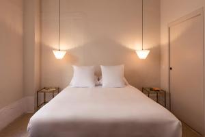 Postel nebo postele na pokoji v ubytování Hôtel La Prison