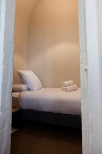 Postel nebo postele na pokoji v ubytování Hôtel La Prison